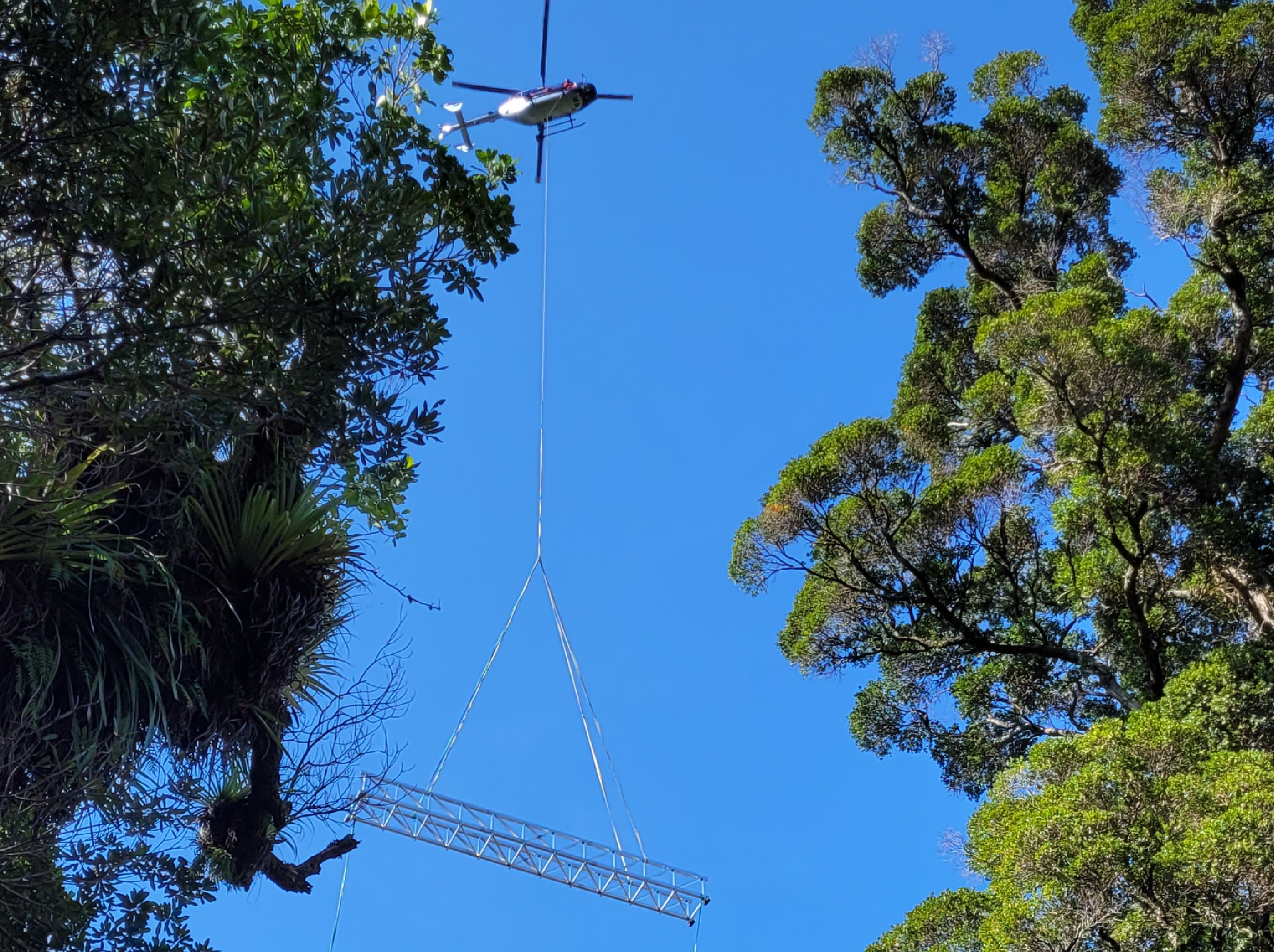 Doc Flyable Bridge Helicopter